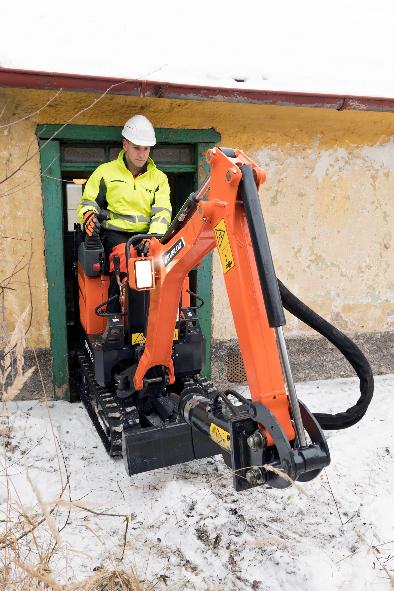Staad Group - Develon DX10z | The widest and narrowest mini digger 